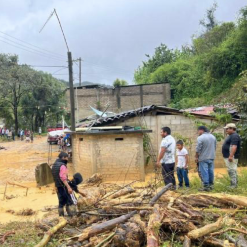 Por miedo a deslaves, 50 familias de Oaxaca huyen de sus casas y se refugian en hospital abandonado